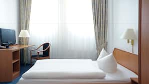 Hypo-allergenic bedding, in-room safe, desk, blackout curtains