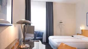 Hypo-allergenic bedding, in-room safe, desk, blackout curtains