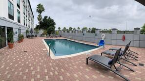 Una piscina al aire libre de temporada