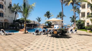 Una piscina al aire libre