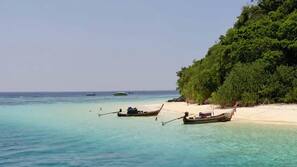 Plage, sable blanc, chaises longues, parasols