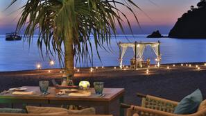 Plage, sable blanc, chaises longues, parasols