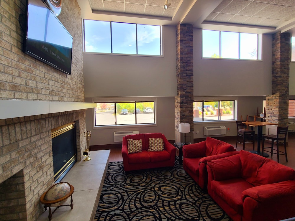 Lobby sitting area, AmericInn by Wyndham Inver Grove Heights Minneapolis