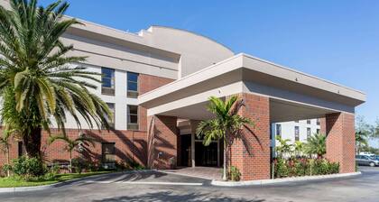 Days Inn & Suites by Wyndham Fort Myers Near JetBlue Park