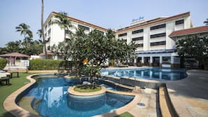 Outdoor pool, sun loungers