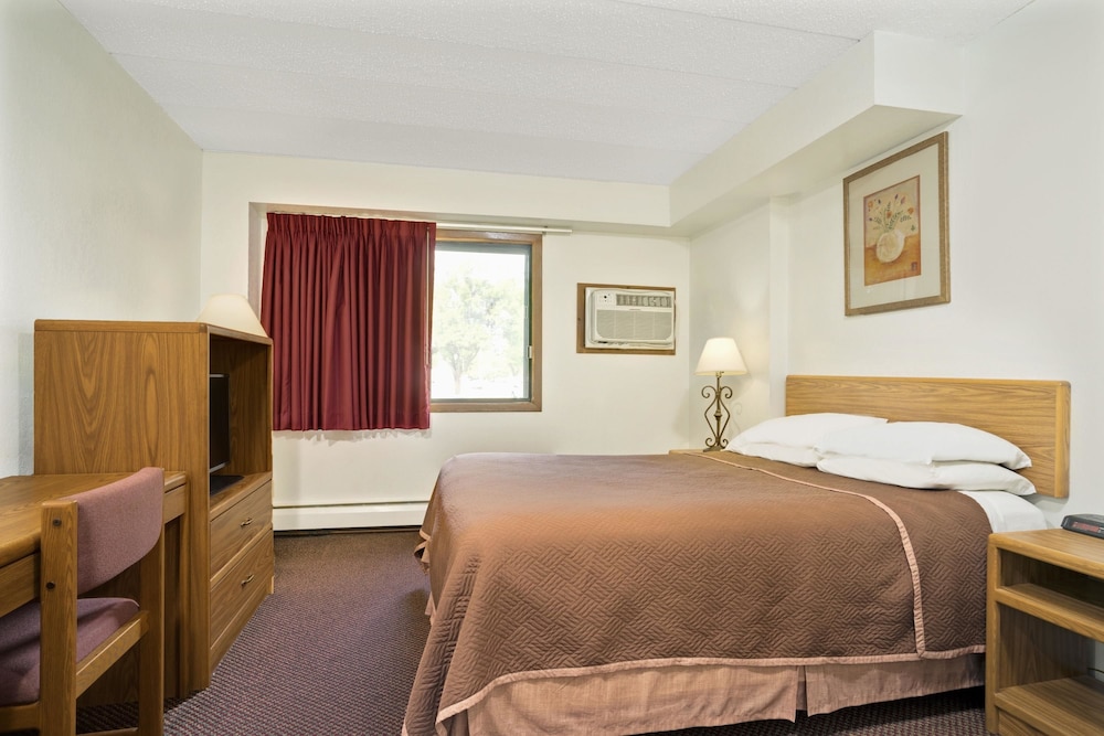 Room, Travelodge by Wyndham Valleyfair Shakopee