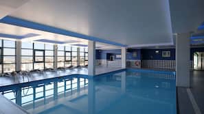 Una piscina cubierta