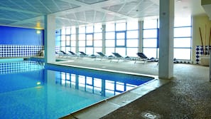 Una piscina cubierta