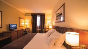Minibar, escritorio, cortinas opacas y wifi gratis