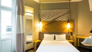 Luxe beddengoed, pillowtop-bedden, een bureau, verduisterende gordijnen