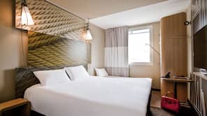 Luxe beddengoed, pillowtop-bedden, een bureau, verduisterende gordijnen