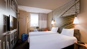 Luxe beddengoed, pillowtop-bedden, een bureau, verduisterende gordijnen