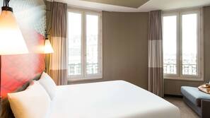Luxe beddengoed, pillowtop-bedden, een bureau, verduisterende gordijnen