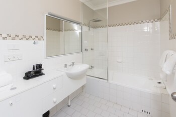 The Belmore All Suite Hotel Deals Reviews Wollongong Aus - 