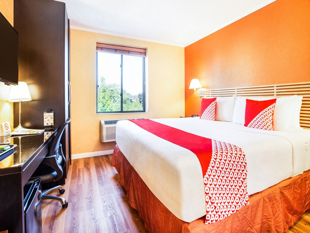 oyo hotel las vegas airport shuttle