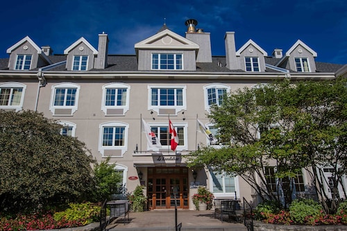 Mont Tremblant Pedestrian Village Hotels From C 169 Holiday Inn Express And Suites Tremblant