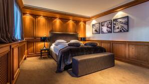 Hypo-allergenic bedding, minibar, in-room safe, free WiFi