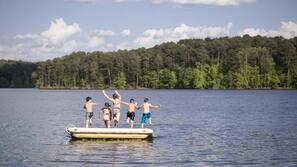 Una piscina al aire libre, sombrillas, tumbonas