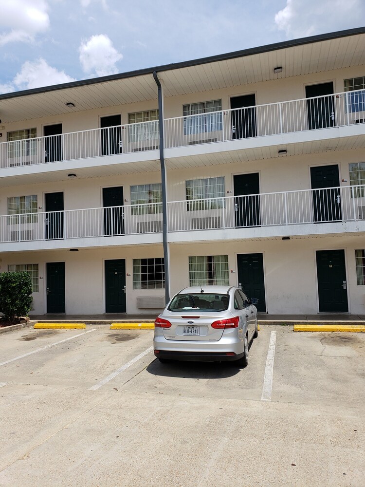 Parking, InTown Suites Extended Stay Hattiesburg