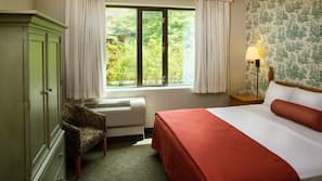 Premium bedding, in-room safe, desk, laptop workspace