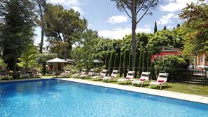 Piscine extérieure, parasols de plage