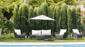 Piscine extérieure, parasols de plage