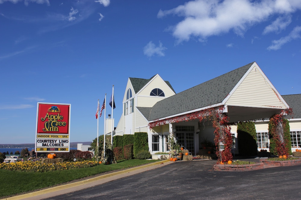 Le Tree Inn In Petoskey Hotel Rates Reviews On Orbitz Le Tree Inn In Petoskey Hotel