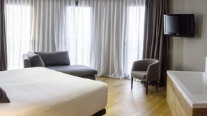 Minibar, caja fuerte, escritorio y espacio para trabajar con un portátil