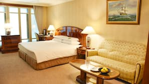 Down duvet, minibar, in-room safe, desk