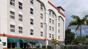 Outdoor pool, open 7:00 AM to 10:00 PM, pool umbrellas, pool loungers
