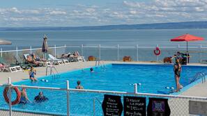 Piscine extérieure, parasols de plage