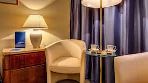 Hypo-allergenic bedding, minibar, in-room safe, desk