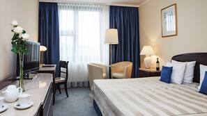 Hypo-allergenic bedding, minibar, in-room safe, desk
