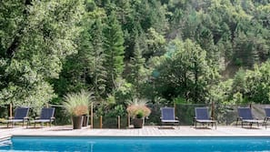 Piscine extérieure (ouverte en saison), chaises longues