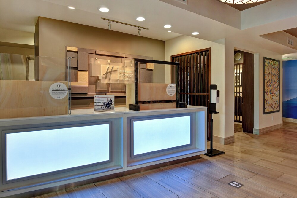 Lobby lounge, Holiday Inn Express Hotel & Suites Anderson-I-85, an IHG Hotel