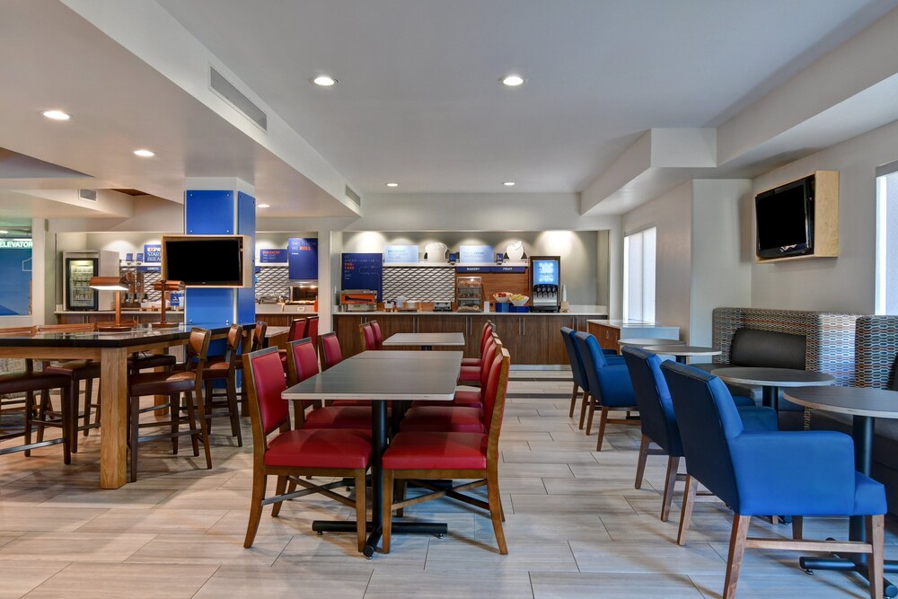 Lobby lounge, Holiday Inn Express Hotel & Suites Anderson-I-85, an IHG Hotel