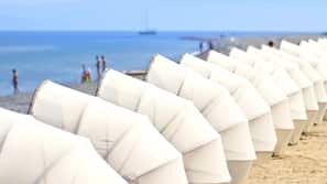Sulla spiaggia, cabine (a pagamento), lettini da mare, ombrelloni