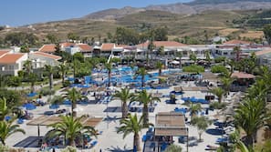 Piscina coperta, piscina stagionale all'aperto, ombrelloni da piscina