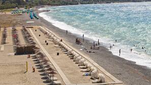 Sulla spiaggia, cabine (a pagamento), lettini da mare, ombrelloni