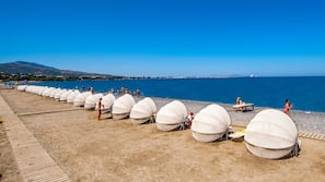 Sulla spiaggia, cabine (a pagamento), lettini da mare, ombrelloni