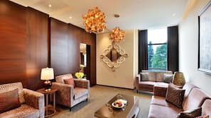 Hypo-allergenic bedding, minibar, in-room safe, desk