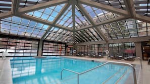 2 piscinas cubiertas, una piscina al aire libre, sombrillas, tumbonas
