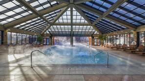2 piscinas cubiertas, una piscina al aire libre, sombrillas, tumbonas