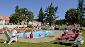 Piscine extérieure (ouverte en saison), chaises longues