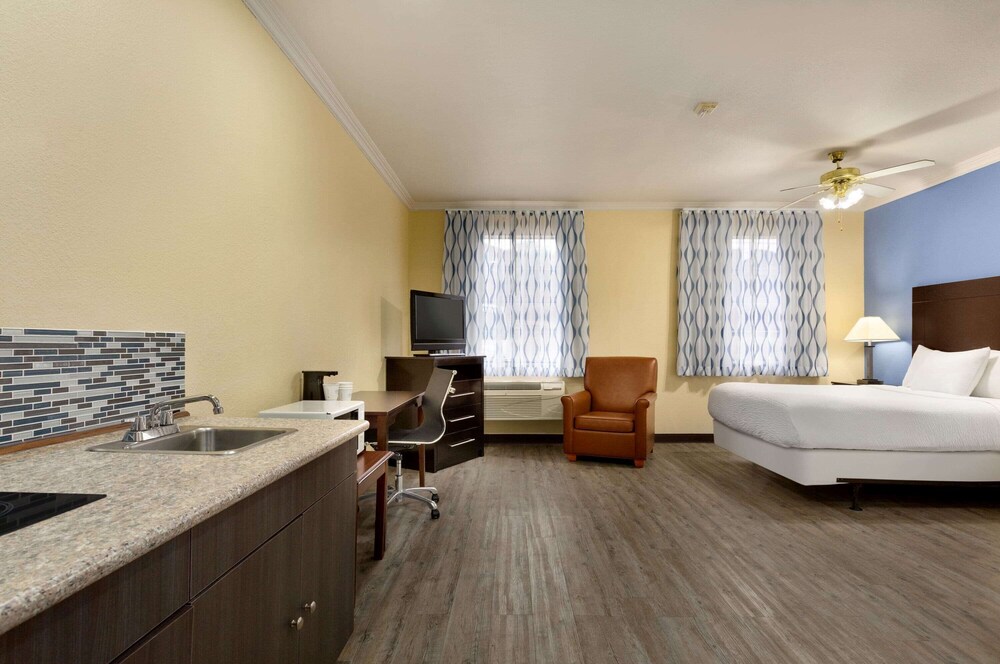 Days Inn & Suites by Wyndham Euless DFW Airport South