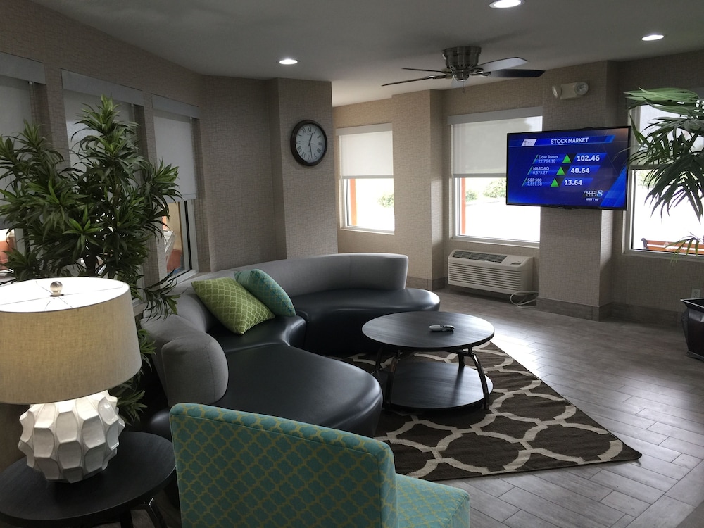 Lobby sitting area, Baymont by Wyndham Pella