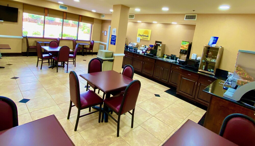 Days Inn & Suites by Wyndham Prattville-Montgomery