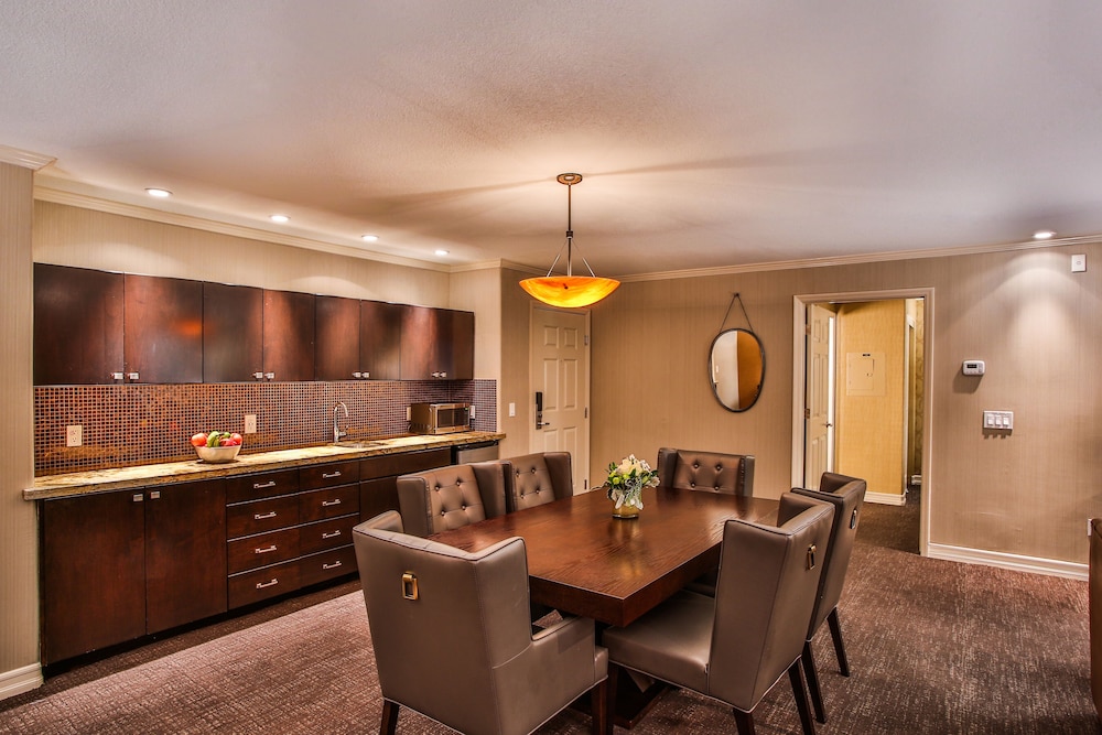 Private kitchenette, Tuscany Suites & Casino