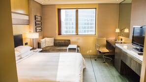 Down duvet, minibar, in-room safe, desk