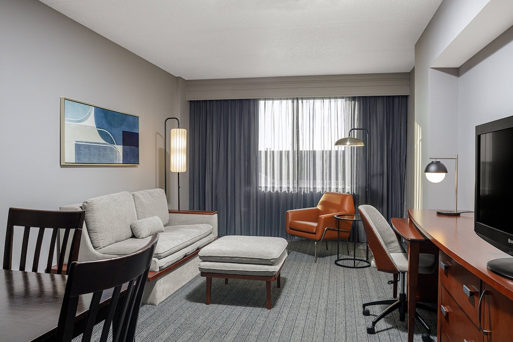 Courtyard by Marriott Long Island MacArthur Airport